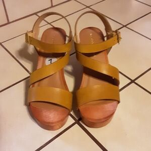 Madden gir yellow Mustard platforms Sandals